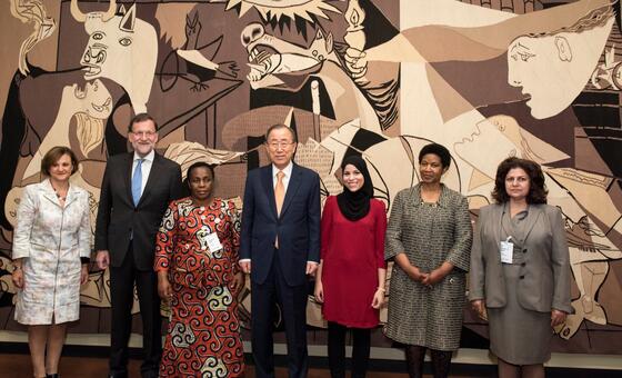 مدافعة حقوق الإنسان العراقية يانار محمد (على اليمين) مع مسؤولي الأمم المتحدة ونشطاء من النساء بمناسبة الذكرى الخامسة عشرة لقرار مجلس الأمن 1325 بشأن المرأة والسلام والأمن. (الأرشيف 2015)